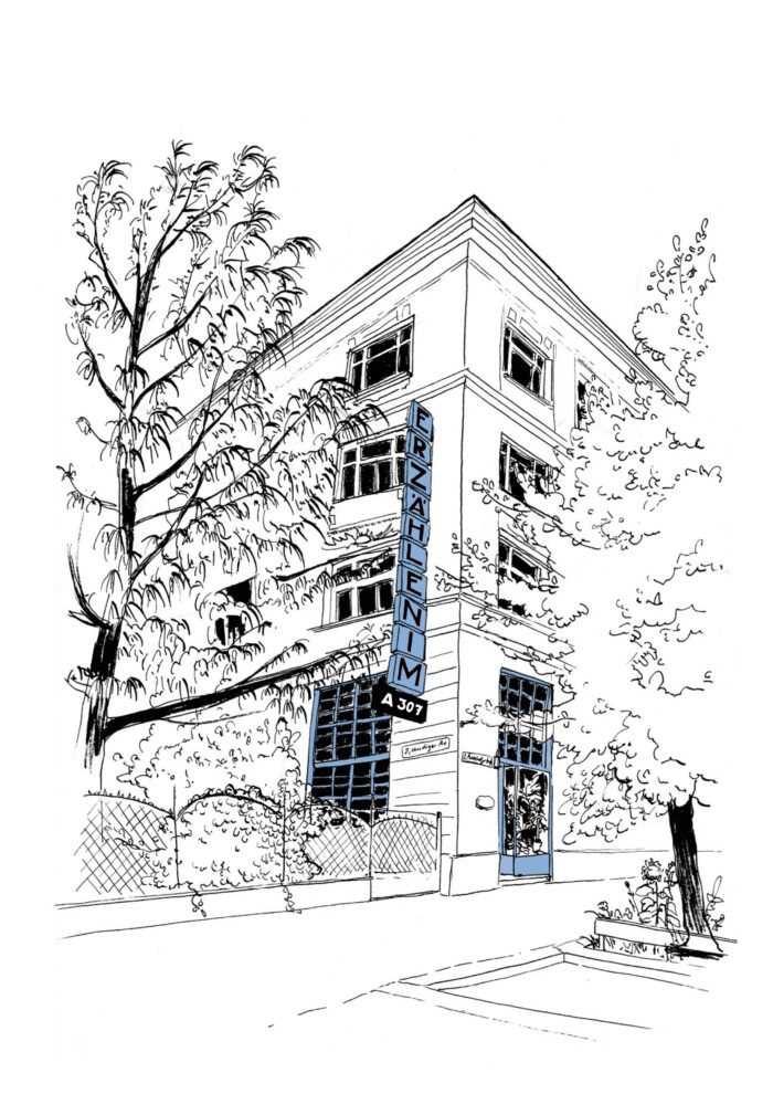 Zeichnung eines Altbau Mietshauses mit Vorgarten und Gehsteig. Meherere Bäume und Büsche rahmen die Zeichnung. Die Zeichnung ist schwarz-weiß, nur die Fenster des Erdgeschoßlokales und die Werbetafel an der Fassade sind blau. Auf der vertikalen Werbetafel steht "Erzählen im A307"